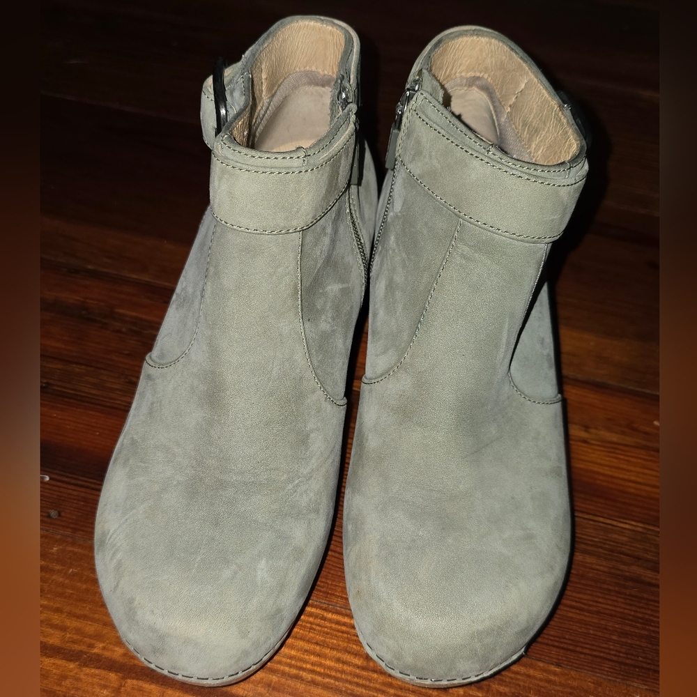👢 Light green ankle boots
